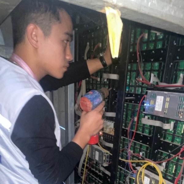 Kỹ thuật viên sửa chữa LED